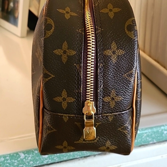 Louie Vuitton Toiletry Travel bag 25 - Picture 4 of 11
